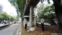 Insiden ini terjadi karena bus mencoba menghindari petugas kebersihan yang sedang menyapu jalan.