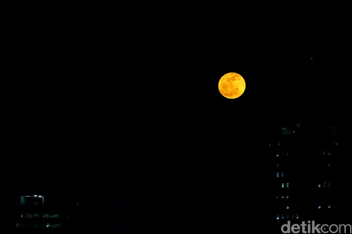 Penampakan full moon di kawasan Jakarta