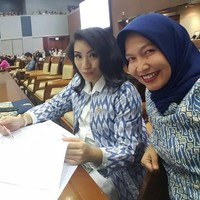 Anggota DPR yang akrab disapa Sara ini lebih memilih brand lokal dalam berbagai penampilannya. Seperti di foto ini, saat menjalani tugas untuk membacakan pandangan fraksinya di sidang DPR, keponakan capres Prabowo Subianto itu tampak memakai outer dari IKAT Indonesia. Foto: Instagram @ rahayusaraswati
