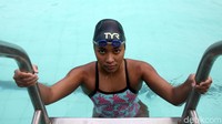 Laura, 19 tahun, sudah memiliki sederet prestasi di kolam renang sejak kecil. Saat usianya 6 tahun, ia berlatih renang untuk terapi asma. Sempat takut dan menangis, lama-lama, Laura nyaman hingga menjadi atlet seperti sekarang ini.