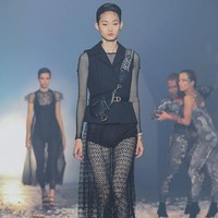 Selain gaun, bahan-bahan transparan juga menjelma sebagai rok yang tampak stylish dengan padanan vest hitam dan sendal gladiator. (Foto: Pascal Le Segretain/Getty Images For Christian Dior)