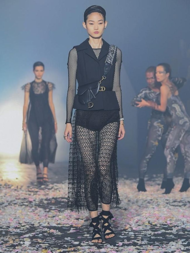 Selain gaun, bahan-bahan transparan juga menjelma sebagai rok yang tampak stylish dengan padanan vest hitam dan sendal gladiator. (Foto: Pascal Le Segretain/Getty Images For Christian Dior)