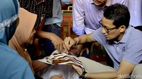 Dalam kunjungannya, Sandi mendengarkan keluh kesah para perajin yang mengeluhkan naiknya dolar AS terhadap rupiah. Menanggapi hal itu, Sandi berjanji akan melakukan kiat-kiat tertentu yang akan menambah penghasilan bagi pegiat batik.
