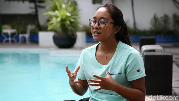 Karena Habitat Laura Dinda di Kolam Renang 
