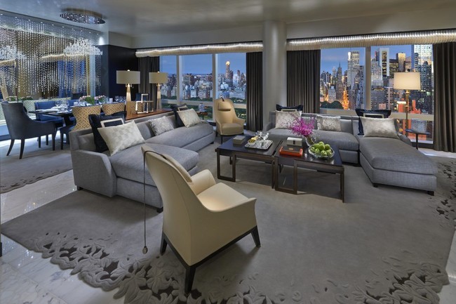 Suite 5000 di Mandarin Oriental New York, New York City, tak akan Anda temukan dalan website resminya jika ingin booking secara online. Karena kamar hotel ini hanya untuk tamu VIP. Berada di lantai 50, suite dengan harga Rp 537 juta per malam ini dilengkapi ruang tamu, tiga kamar tidur, area makan dengan instalasi Swarovksi, dan deretan film serta musik yang bisa dinikmati. Foto: Mandari Oriental New York