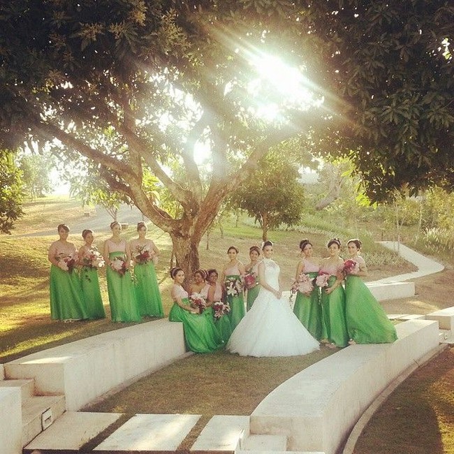 Dan inilah penampilan Sara di hari pernikahannya dengan gaun pengantin karya desainer favorit Syahrini, Eddy Betty. Foto: Instagram @ rahayusaraswati