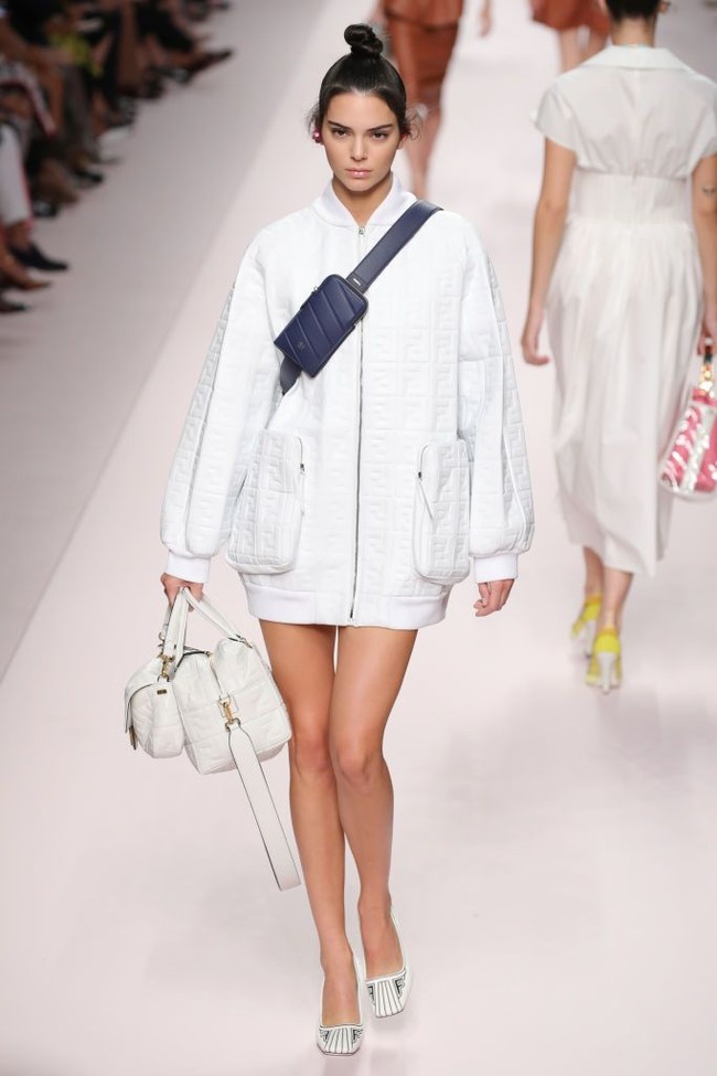 Kendall Jenner tampil di runway show Fendi untuk koleksi Spring/Summer 2019 di Milan Fashion Week, Italia, Rabu (20/9/2018). Foto: Getty Images