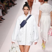 Kendall Jenner tampil di runway show Fendi untuk koleksi Spring/Summer 2019 di Milan Fashion Week, Italia, Rabu (20/9/2018). Foto: Getty Images