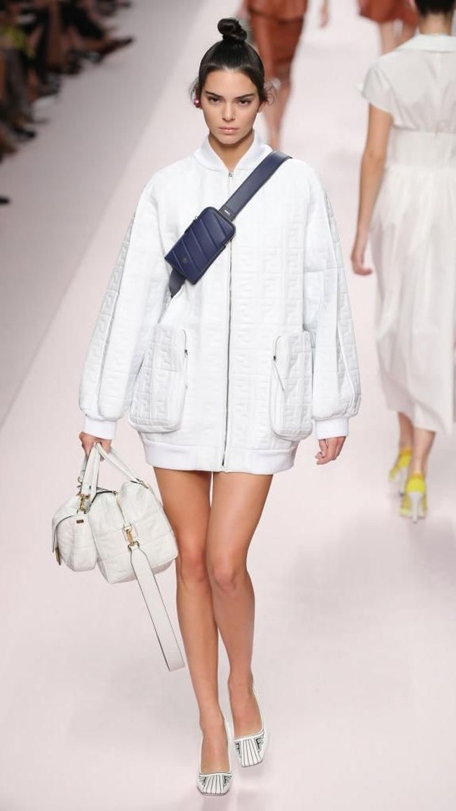 Kendall Jenner berbungkus dress bersiluet jaket yang mengekspos kaki jenjangnya di catwalk Fendi. (Foto: Getty Images)