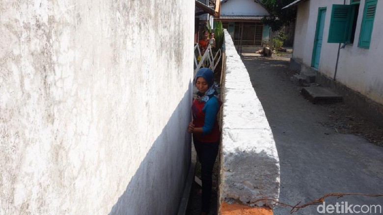 Rumah Dipagar Tetangga, Celah Sempit Jadi Akses Keluarga Khotijah Rumah Dipagar Tetangga, Celah Sempit Jadi Akses Keluarga Khotijah