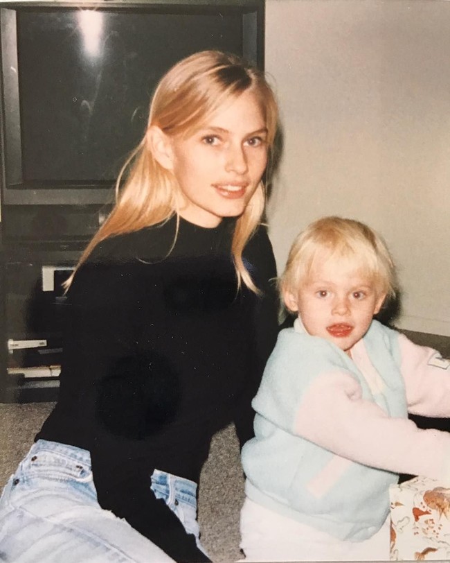 Like mother, like daughter. Ibu Lauren ternyata juga seorang model bernama Pamela Cook yang populer di era 80-an. Sewaktu masih bayi, Lauren bahkan pernah tampil bersama ibunya di sampul Vogue Italia. (Foto: Instagram/@theimpossiblemuse)