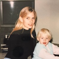 Like mother, like daughter. Ibu Lauren ternyata juga seorang model bernama Pamela Cook yang populer di era 80-an. Sewaktu masih bayi, Lauren bahkan pernah tampil bersama ibunya di sampul Vogue Italia. (Foto: Instagram/@theimpossiblemuse)