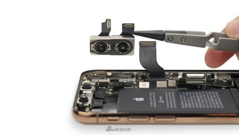 Komponen kamera mulai diangkat. Foto: Sina Mobile