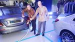 Ngecas Mobil Listrik di Mal Jakarta