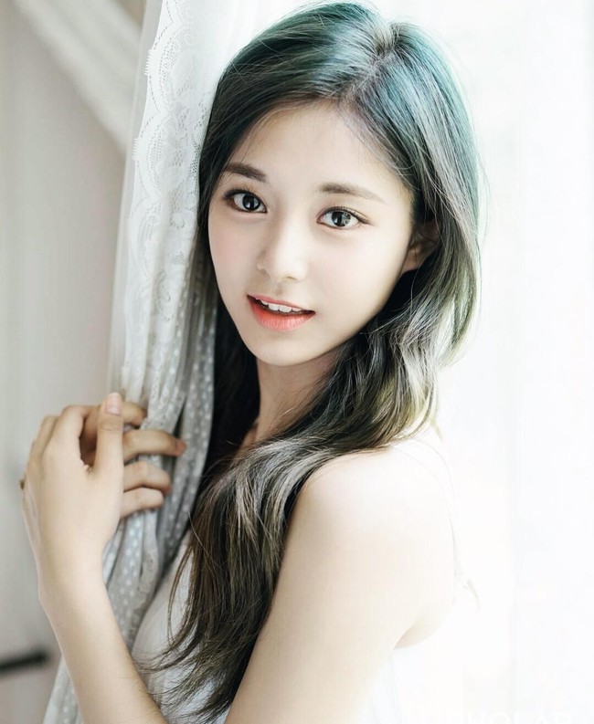 Tahun sebelumnya, wanita bernama lengkap Chou Tzu-yu ini menempati urutan kedua. Setiap tahunnya peringkat penyanyi 20 tahun ini memang terus meningkat. Foto: Instagram@queentzuyu