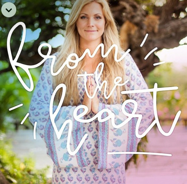 Setiap bangun tidur, Kayleigh buang air seni yang ditadahkan di gelas. Dia meminumnya setengah, lalu sisa urineya dioleskan ke wajahnya. Foto: Instagram