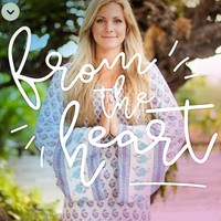 Setiap bangun tidur, Kayleigh buang air seni yang ditadahkan di gelas. Dia meminumnya setengah, lalu sisa urineya dioleskan ke wajahnya. Foto: Instagram