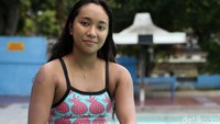 Alhasil, berkat dukungan keluarga dan teman-teman baiknya, ia mau tak mau Laura harus menerima kenyataan pahit kakinya tak lagi digerakkan. Yups, Dia lumpuh.
