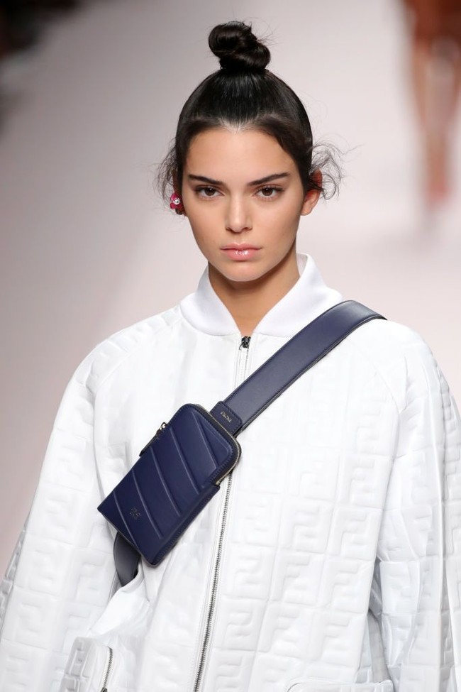 Gaya seperti ini pada dasarnya ditampilkan dengan mengenakan jaket atau sweater berpotongan longgar dan panjang hingga pinggul atau bawah paha, sehingga menimbulkan ilusi tak mengenakan celana. Foto: Getty Images