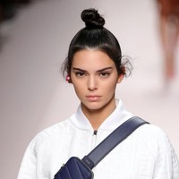 Gaya seperti ini pada dasarnya ditampilkan dengan mengenakan jaket atau sweater berpotongan longgar dan panjang hingga pinggul atau bawah paha, sehingga menimbulkan ilusi tak mengenakan celana. Foto: Getty Images