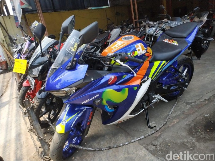 Motor bekas di Showroom motor Cimanggis, Depok