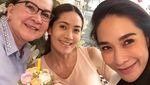 Cantiknya Pise Artis Thailand Chermarn Boonyasak Saat Ngopi dan Kulineran di Italia