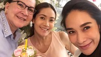 Selamat ulang tahun kakak ku. Aku sangat mencintaimu, tulis Chermarn dalam captions fotonya. Pemilik senyum manis ini menghadiahi kakaknya sebuah cake simpel yang manis. Foto: instagram @chermarn