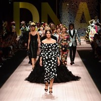 Aktris Monica Bellucci tampil dengan gaun off-shoulder bermotif polka dot yang playful. Wajahnya yang masih cantik di usia 53 tahun dirias dengan makeup nuansa nude dan natural. Foto: Miguel MEDINA / AFP