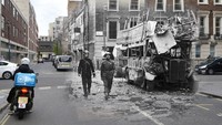 Pada 19 September 1940, seorang perwira polisi dan tentara tengah memeriksa lokasi serangan udara Jerman di Portman Street, London. entral Press/Hulton Archive/Getty Images.
