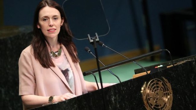 Aksi Jacinda Ardern sebagai pemimpin wanita sering menarik perhatian publik. Perdana Menteri Selandia Baru tersebut pun dikagumi karena kemampuan kerjanya dan perannya sebagai seorang ibu. Foto: Reuters/Instagram