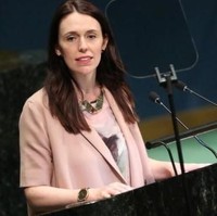 Aksi Jacinda Ardern sebagai pemimpin wanita sering menarik perhatian publik. Perdana Menteri Selandia Baru tersebut pun dikagumi karena kemampuan kerjanya dan perannya sebagai seorang ibu. Foto: Reuters/Instagram