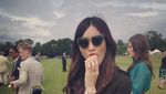 Sederhana dan Cantik! Gaya Gemma Chan Ngemil Es Krim dan Bikin Roti