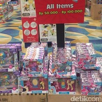 Kuda warna-warni dari My Little Ponny Dijual mulai dari Rp 50 ribu. Boneka kuda poni ini rambutnya bisa disisir dan diberi aksesori juga, loh.  Foto: Alissa Safera/Wolipop