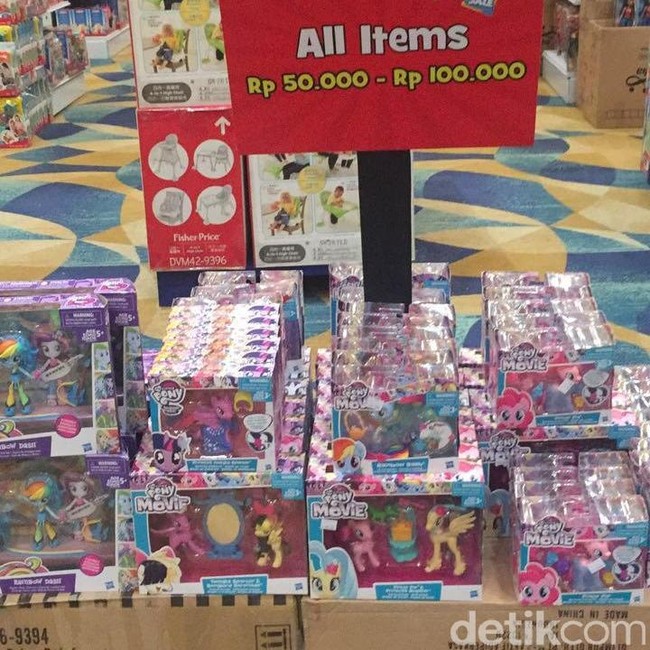 Kuda warna-warni dari My Little Ponny Dijual mulai dari Rp 50 ribu. Boneka kuda poni ini rambutnya bisa disisir dan diberi aksesori juga, loh.  Foto: Alissa Safera/Wolipop