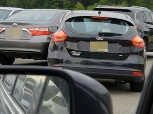 Perjuangan Wanita Parkir Mobil, 7 Menit Plus Menabrak Mobil Orang