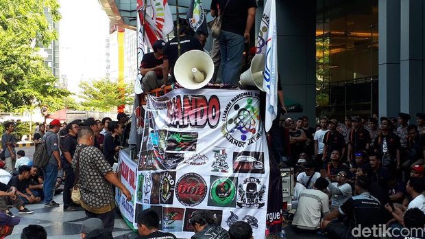 Demo Aliando mengakibatkan kemacetan di ruas Jl HR Rasuna Said, Selasa (25/9/2018)
