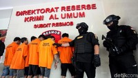 DM bisa ditangkap di Jalan Asem Jaya, Bekasi, pada Minggu (29/7) pukul 03.00 WIB. DM sempat berusaha melarikan diri dari kejaran petugas yang menyebabkannya ditembak di bagian kaki.