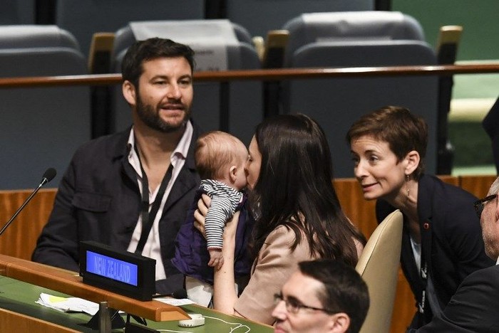 Jacinda Ardern, Prime Minister and Minister for Arts, Culture and Heritage, and National Security and Intelligence of New Zealand kisses her daughter Neve Te Aroha Ardern Gayford, as her husband Clarke Gayford (L) looks on during the Nelson Mandela Peace Summit September 24, 2018, one day before the start of the General Debate of the 73rd session of the General Assembly at the United Nations in New York. / AFP PHOTO / Don EMMERT