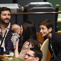 Perdana Menteri Ardern menunjukkan tidak ada yang berkualifikasi lebih baik untuk mewakili negaranya dari pada seorang ibu bekerja. Hanya lima persen pemimpin di dunia adalah wanita jadi kami perlu menyambut mereka sebaik mungkin di sini, kata juru bicara PBB Stephane Dujarric kepada Reuters. Foto: Reuters/Instagram