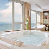 Paling mahal di antara yang mahal adalah Royal Penthouse Suite, Hotel President Wilson, Jenewa, Swiss, dengan harga hampir Rp 1,2 miliar. Tamu yang menginap di suite ini akan menempati seluruh area di lantai 8 sendiri. Ruang tamunya dilengkapi grand piano, billiard, hingga koleksi buku langka. Sementara kamar mandi dipersenjatai peralatan mandi merek Hermes serta Jacuzzi. Tak usah khawatir dengan keamanannya. Penthouse suite ini memiliki sistem keamanan dengan kamera pengawas, jendela anti peluru dan tombol panik. Foto: Hotel President Wilson