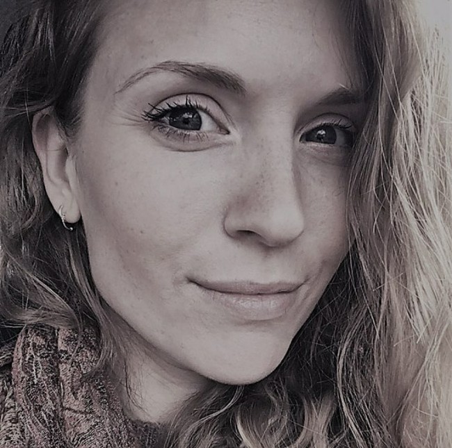 Kayleigh Oakley, wanita asal Kent, Inggris membuat pengakuan mengejutkan terkait rahasia kecantikannya. Wanita 33 tahun itu mengaku memanfaatkan urine sebagai perawatan kecantikan dan kesehatan. Foto: Instagram