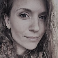 Kayleigh Oakley, wanita asal Kent, Inggris membuat pengakuan mengejutkan terkait rahasia kecantikannya. Wanita 33 tahun itu mengaku memanfaatkan urine sebagai perawatan kecantikan dan kesehatan. Foto: Instagram