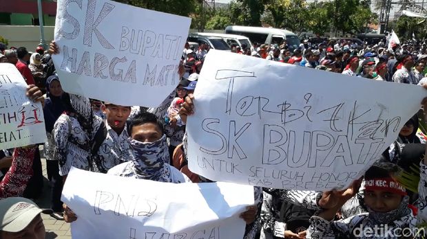 Tenaga honorer K2 di Brebes berunjuk rasa. 