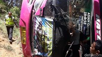 Bus sempat terguling tiga kali saat terjun ke dalam jurang/Foto: Sugeng Harianto