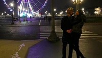 Tidak jarang, ia sering pergi bersama kekasihnya. Ini foto asyiknya saat di Paris, Prancis (kellybellyboom/Instagram)