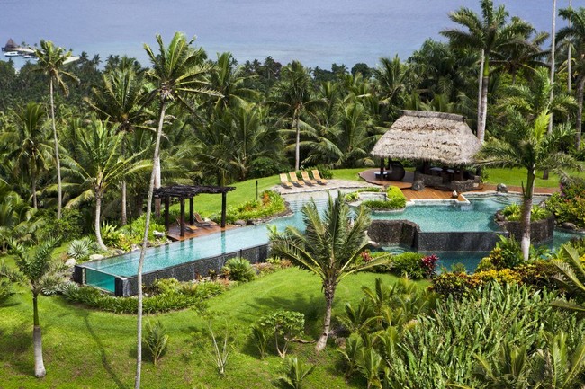 Ideal untuk keluarga dan grup besar, The Hilltop Villa di Laucala Island, Fiji, ini lebih dari sekadar suite. Dengan harga Rp 671 juta per malam, tamu bisa menikmati masakan yang diolah khusus oleh chef handal, difasilitasi perawat anak juga sopir pribadi. Foto: Laucala Island