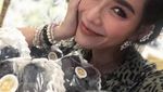 Cantiknya Pise Artis Thailand Chermarn Boonyasak Saat Ngopi dan Kulineran di Italia