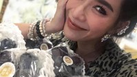 Senang banget nih wajahnya Chermarn saat berpose bareng banyak buah anggur. Menurutnya anggur bisa membuat harinya manis. Duh semanis senyumnya ya. Foto: instagram @chermarn