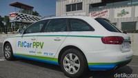 Mobil ini mobil betulan, bukan mobil sepeda yang seperti kita lihat di berbagai tempat betulan. Aslinya adalah mobil Audi A4 Avant bermesin 2.000 cc bensin TFSI. Bedanya ada di interior tepatnya di ruang kemudi. Foto: FitCar PPV