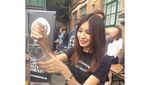 Sederhana dan Cantik! Gaya Gemma Chan Ngemil Es Krim dan Bikin Roti